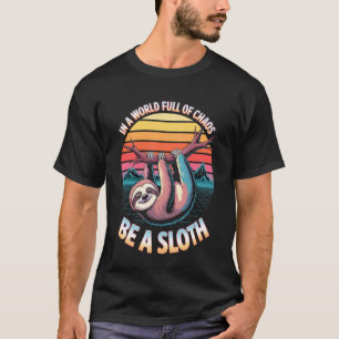 Grappige Luiaard In Een Wereld Vol Chaos Wees Een T-shirt