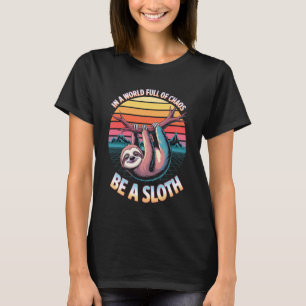 Grappige luiaard in een wereld vol chaos, wees een t-shirt