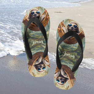 Grappige luiaard met zonnebril in een hangmat kinder teenslippers