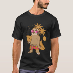 Grappige luiaard op het strand met surfplank lui t-shirt