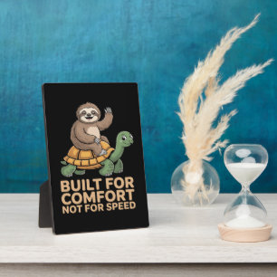 Grappige luiaard rijdt op schildpad fotoplaat