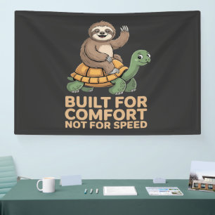 Grappige luiaard rijdt op schildpad spandoek