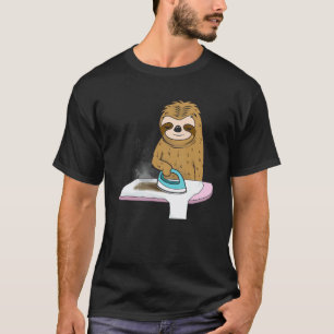 Grappige Luiaard Strijkt Zijn Overhemd Te Langzaam T-shirt