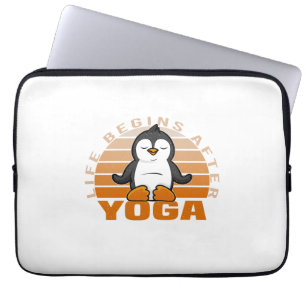 Grappige malle pinguïn die yoga doet. grappige yog laptop sleeve