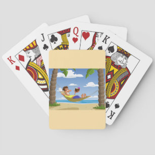 Grappige man die ontspant in een strandhangmat pokerkaarten