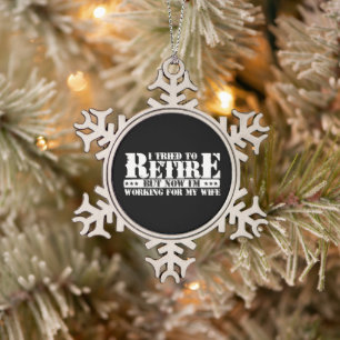 Grappige man pensioen - nu werken voor vrouw tin sneeuwvlok ornament