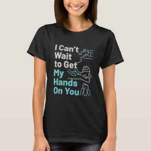 Grappige massagetherapeut legt handen op jou t-shirt