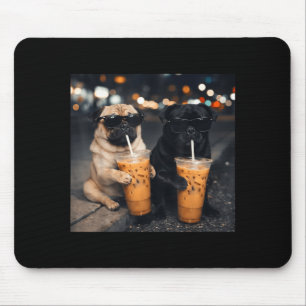 Grappige meme twee pugs die ijskoude koffie drinke muismat