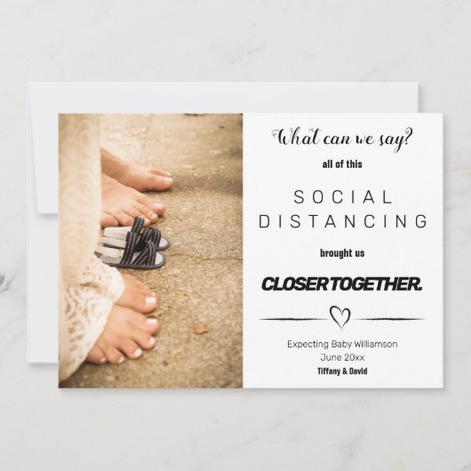 Grappige minimalistische social distancing zwanger aankondiging (Voorkant)