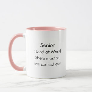 Grappige mok met citaat voor senior op het werk