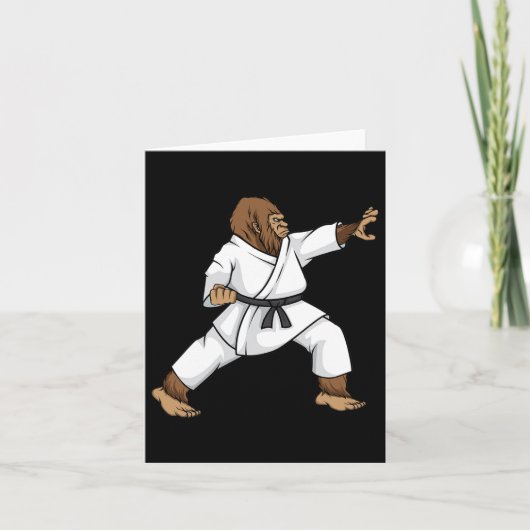 Grappige Ninja Bigfoot doet karate met Samurai Des Kaart (Voorkant)