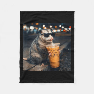 Grappige opossum die ijskoude koffie drinkt meme fleece deken