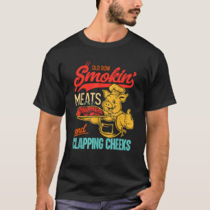 Grappige oude rij die vlees rookt en op de wangen t-shirt