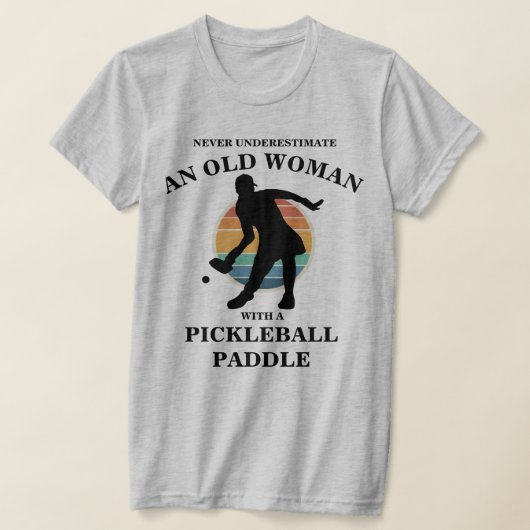 Grappige oude vrouw Pickleball Paddle Player Retro T-shirt (Laagn)