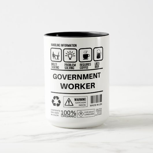 Grappige overheidsmedewerker die informatie verwer mok (Midden)