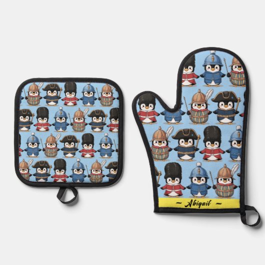 Grappige Penguin Royal Guard (gepersonaliseerd) Ovenwant & Pannenlap Set (Voorkant)