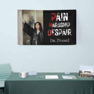 Grappige PhD afstudeerfoto met pijn, ontbering en Spandoek