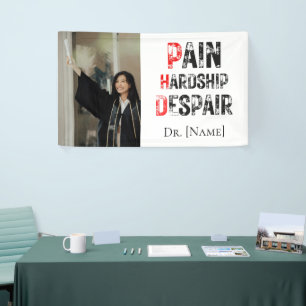 Grappige PhD afstudeerfoto met pijn, ontbering en Spandoek