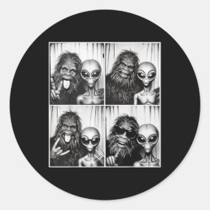 Grappige photobooth foto Sasquatch UFO Bigfoot en Ronde Sticker