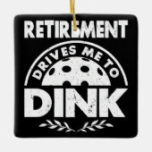 Grappige Pickleball Pensioen Drijft Me Om Te Dinke Keramisch Ornament (Voorkant)