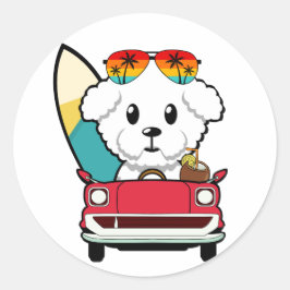 Grappige pluizige hond rijdt naar het strand ronde sticker