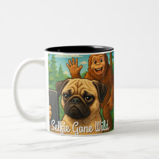 Grappige Pug Bigfoot Fotobom - Selfie Gone Wild Tweekleurige Koffiemok