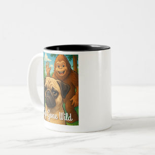 Grappige Pug Bigfoot Fotobom - Selfie Gone Wild Tweekleurige Koffiemok