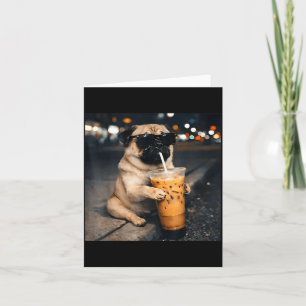 Grappige pug die ijskoffie drinkt schattige hond m kaart
