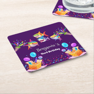Grappige regenboog haai verjaardag ballon party jo vierkante kartonnen onderzetter
