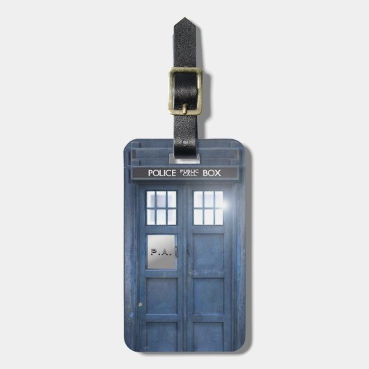 Grappige reizigers in politiebox met monogram bagagelabel (Voorkant verticaal)