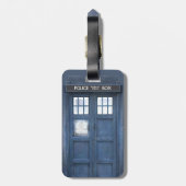 Grappige reizigers in politiebox met monogram bagagelabel (Achterkant verticaal)