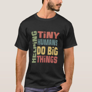 Grappige Retro Helpende Kleine Mensen Die Grote Di T-shirt