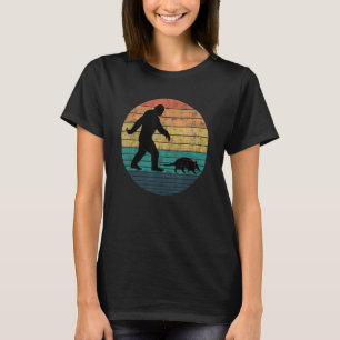 Grappige retro kunst Vintage Bigfoot wandelen een  T-shirt