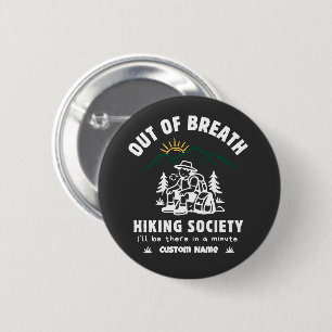 Grappige Retro 'Out of Breath Hiking Society' Ronde Button 5,7 Cm
