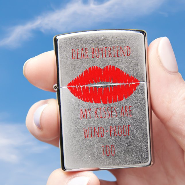 Grappige rode lippenstift kus aangepaste offerte v (A lipstick kiss zippo with space for your own love note to you boyfriend (or girlfriend))