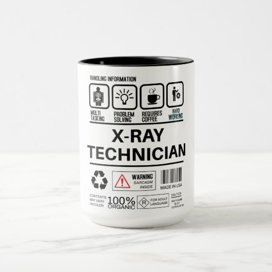 Grappige röntgentechnicus die informatie behandelt mok (Midden)