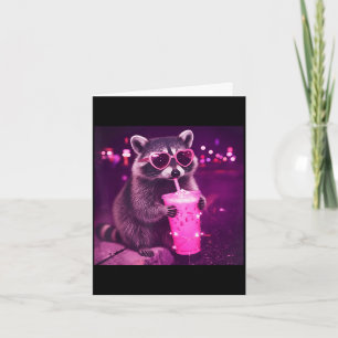 Grappige roze wasbeer die ijskoude koffie drinkt - kaart