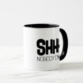 Grappige sarcastische koffie mok. Shhh! Niemand ge Mok (Voorkant rechts)
