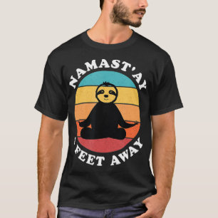 Grappige schattige luiaard yoga namastay sociale a t-shirt