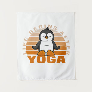 Grappige schattige pinguïn die yoga doet. grappige wandkleed