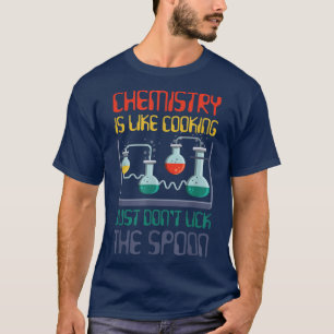 grappige scheikunde is net als chemisch koken t-shirt