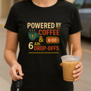 Grappige schoolouder; aangedreven door koffie en d t-shirt