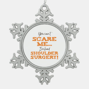 Grappige schouderoperatie herstel ‘schrik’ tin sneeuwvlok ornament