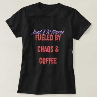 Grappige SEH-verpleegkundige brandend op chaos en T-shirt