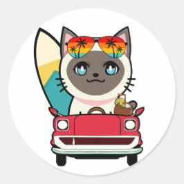 Grappige siamese kat rijdt naar het strand ronde sticker