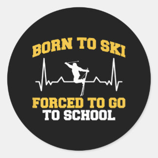 Grappige skiër geboren om te skiën gedwongen om na ronde sticker