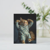 Grappige slaperige kaneelkleurige kat in pyjama briefkaart (Staand voorkant)