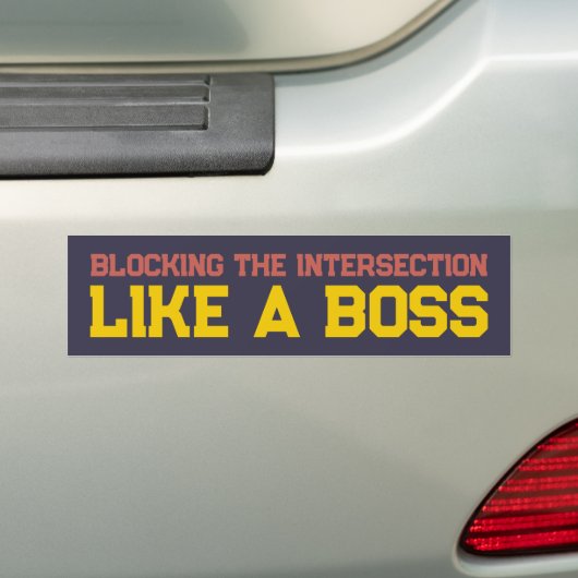 Grappige slechte chauffeur blokkeert kruispunt als bumpersticker (Op auto)