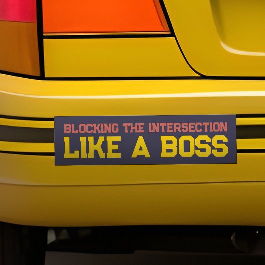 Grappige slechte chauffeur blokkeert kruispunt als bumpersticker