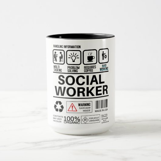 Grappige sociale werker die informatie behandelt mok (Midden)
